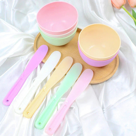 Silicone face mask mixing bowl and spatula set in various colours for easy, mess-free application of face masks at home or on the go