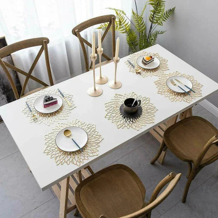 Elegant flower-shaped PVC placemat in gold colour, adding a touch of refined sophistication to any dining table
