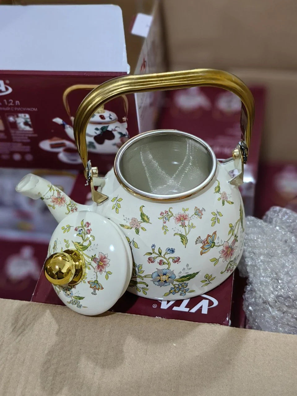 Elegant enamel outdoor kettle with a 1200 ml capacity, designed for brewing tea in style