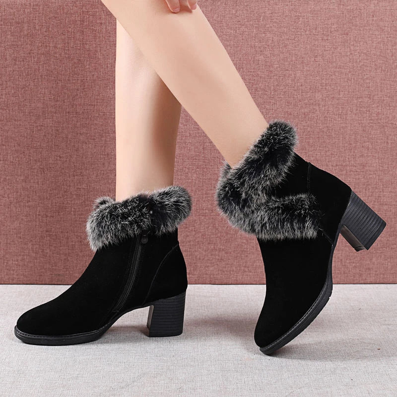 Cosy plush-lined snow boots for women in black, featuring a frosted design, thick rubber soles, and a side zipper closure for easy on and off.