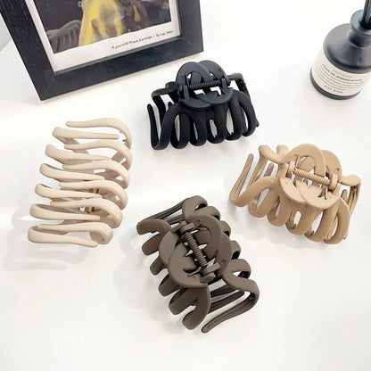 Elegant wave-patterned hair clip barrette for women and girls made of durable rubber and plastic materials
