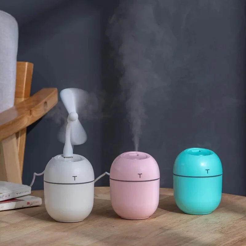Compact ultrasonic humidifier and aroma diffuser with LED night lamp, featuring a 220 ml water tank and USB power supply