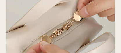 Elegant shell-shaped cosmetic bag in a variety of colours, perfect for stylish travel storage and organisation of beauty essentials