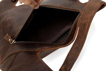 Elegant leather shoulder bag in a classic British design, featuring adjustable straps and a timeless colour palette.