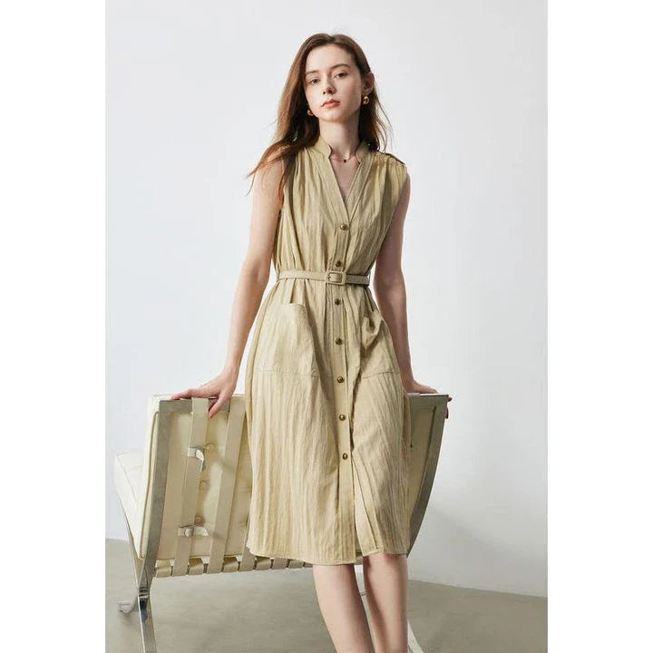 Elegant sleeveless midi dress with V-neck and pockets, made with breathable viscose fabric for a comfortable and stylish summer look.