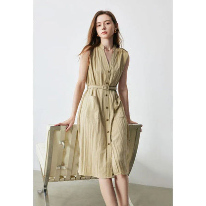 Elegant sleeveless midi dress with V-neck and pockets, made with breathable viscose fabric for a comfortable and stylish summer look.