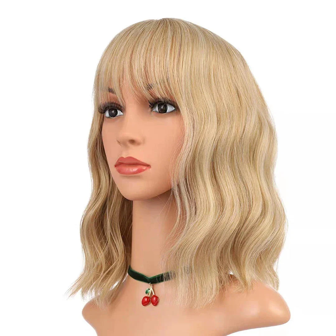 Elegant curly wig with soft bangs, crafted with high-quality fibres for a natural, long-lasting look in a variety of stunning colours.