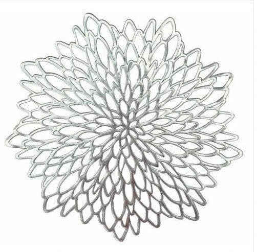 Elegant flower-shaped PVC placemat in gold colour, adding a touch of refined sophistication to any dining table