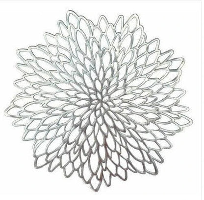 Elegant flower-shaped PVC placemat in gold colour, adding a touch of refined sophistication to any dining table