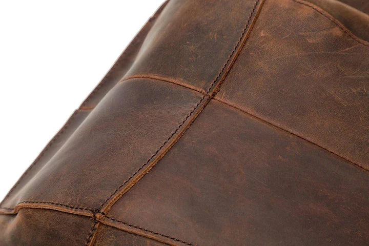 Elegant leather shoulder bag in a classic British design, featuring adjustable straps and a timeless colour palette.