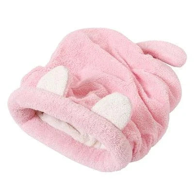 Cosy cat-shaped sleeping bag made of plush polyester material, providing a comfortable and relaxing retreat for your feline friend.