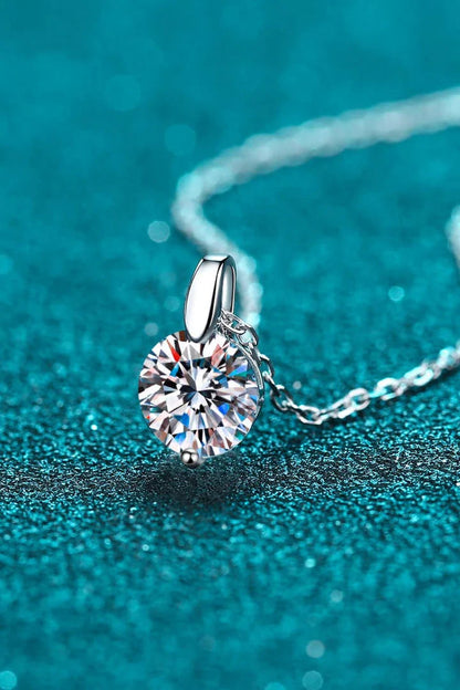 Minimalist 925 sterling silver necklace with a dazzling moissanite stone, designed for elegance and sophistication.