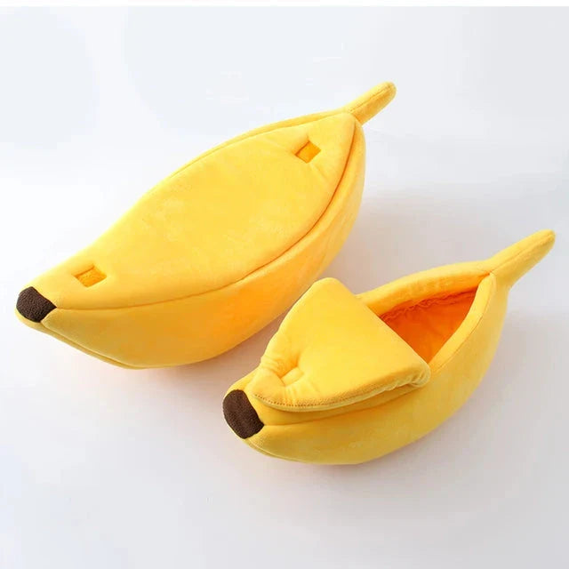 Cosy banana-shaped pet bed with soft, plush fabric for a comfortable and stylish pet retreat