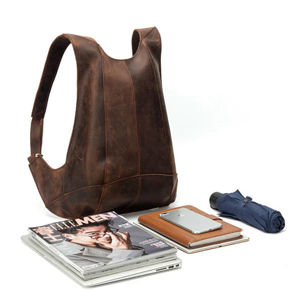 Elegant leather shoulder bag in a classic British design, featuring adjustable straps and a timeless colour palette.