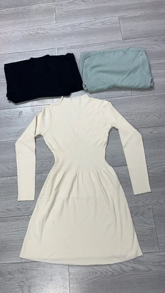 A high-waisted, knitted A-line skirt in a solid colour, perfect for autumn and winter wardrobes.