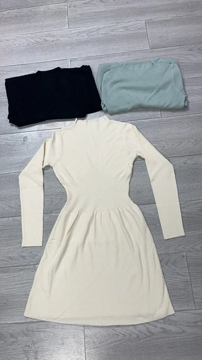 A high-waisted, knitted A-line skirt in a solid colour, perfect for autumn and winter wardrobes.