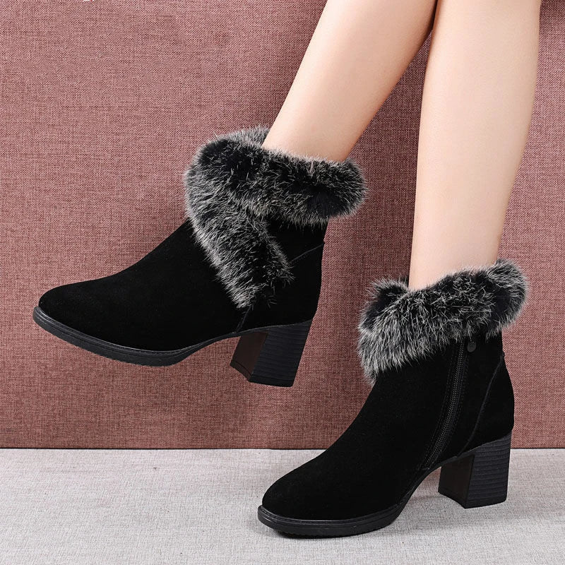 Cosy plush-lined snow boots for women in black, featuring a frosted design, thick rubber soles, and a side zipper closure for easy on and off.