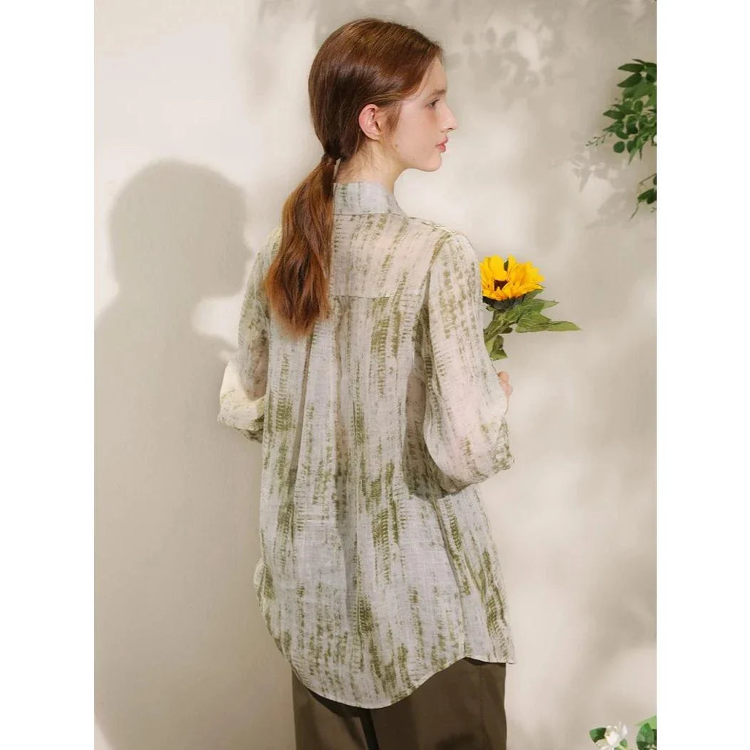 Elegant floral print ramie blouse for professional women, featuring a charming pattern, breathable fabric, and a polished silhouette.