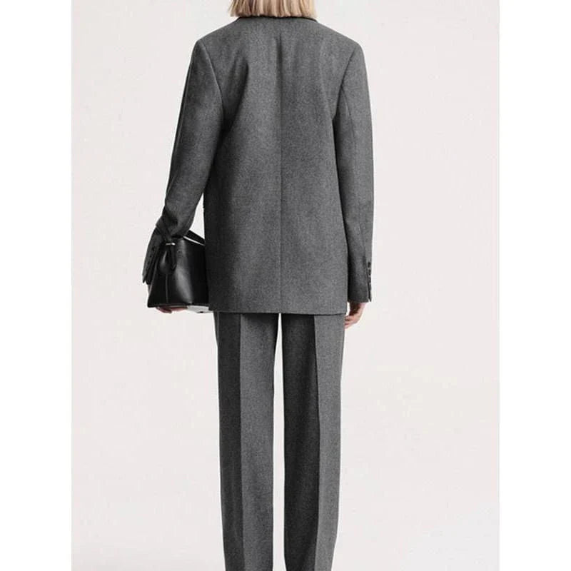 Elegant and refined women's woollen blazer with a wide-waisted silhouette, single-breasted closure, and turn-down collar