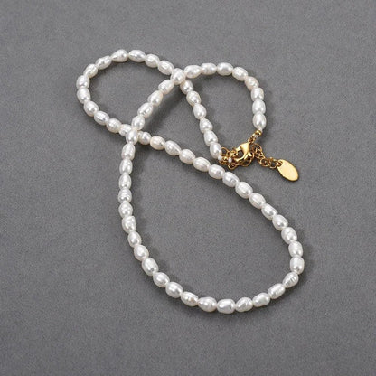 Elegant freshwater pearl necklace with 18K gold-plated copper frame and adjustable chain length