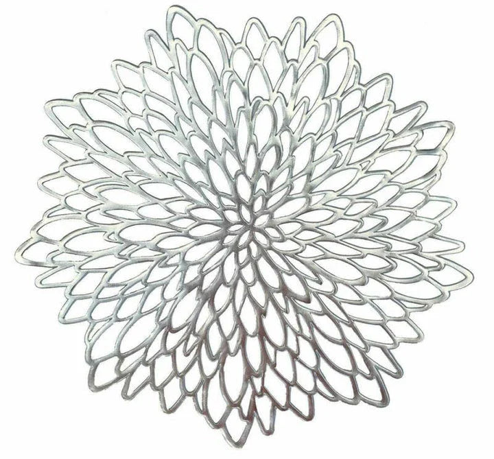 Elegant flower-shaped PVC placemat in gold colour, adding a touch of refined sophistication to any dining table