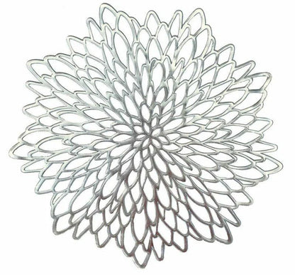 Elegant flower-shaped PVC placemat in gold colour, adding a touch of refined sophistication to any dining table