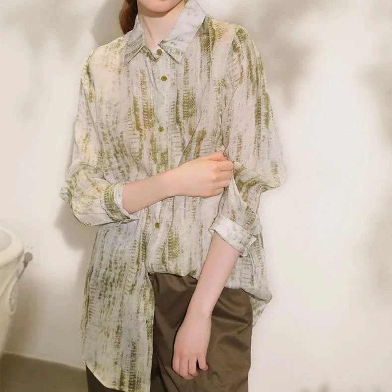 Elegant floral print ramie blouse for professional women, featuring a charming pattern, breathable fabric, and a polished silhouette.