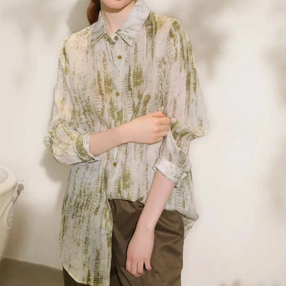 Elegant floral print ramie blouse for professional women, featuring a charming pattern, breathable fabric, and a polished silhouette.