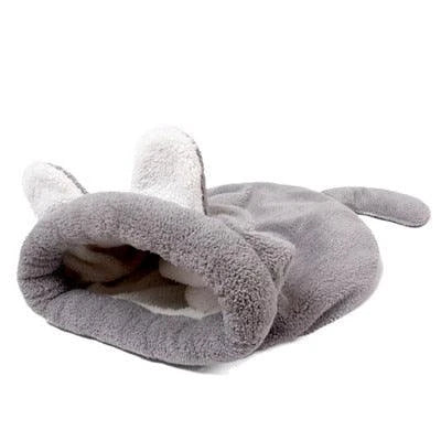 Cosy cat-shaped sleeping bag made of plush polyester material, providing a comfortable and relaxing retreat for your feline friend.