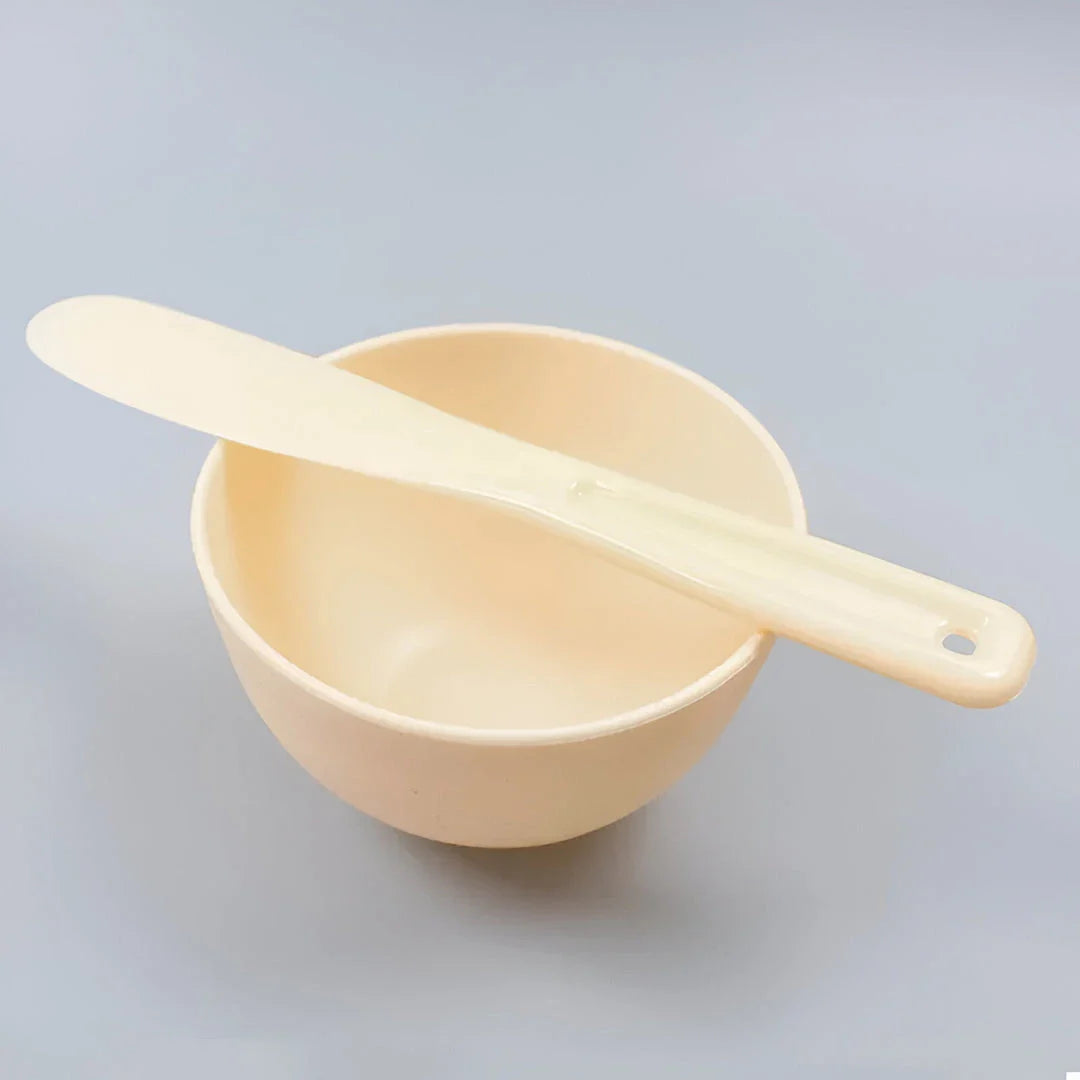 Silicone face mask mixing bowl and spatula set in various colours for easy, mess-free application of face masks at home or on the go