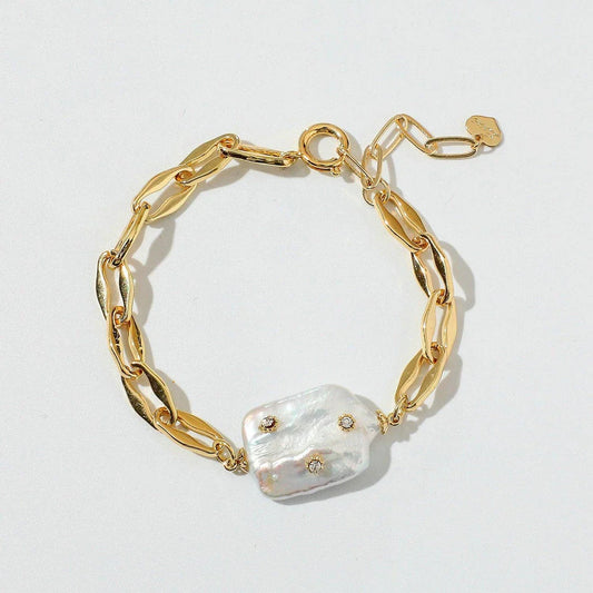 Elegant gold-plated bracelet with freshwater pearls, a durable and stylish accessory for any occasion