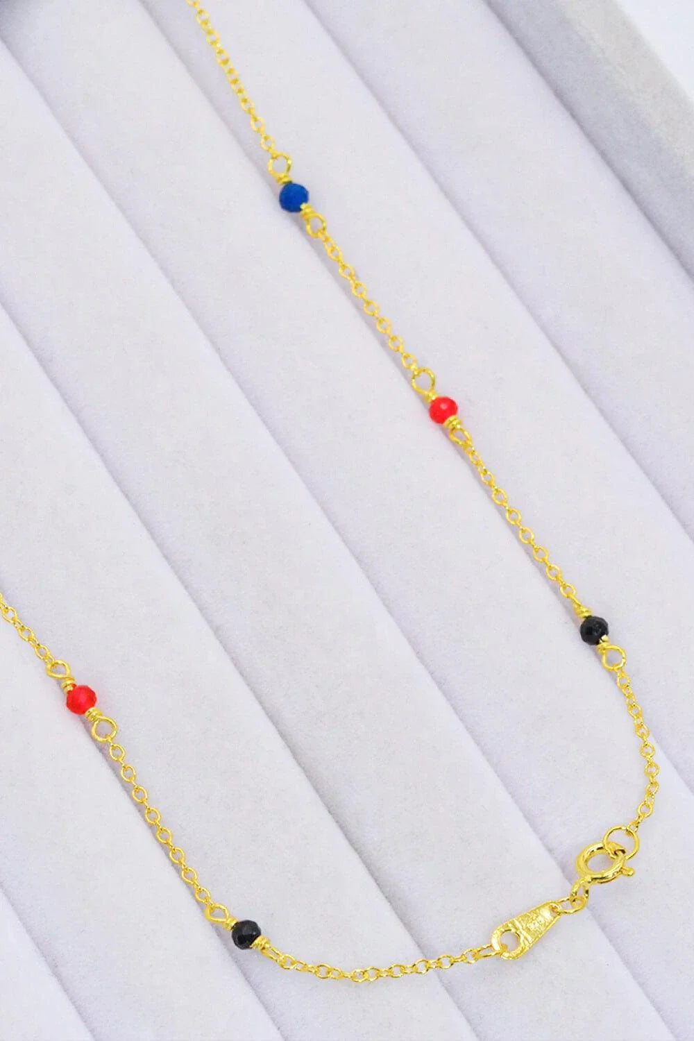 Elegant 18-carat gold-plated necklace with multicoloured beads in a minimalist, contemporary design