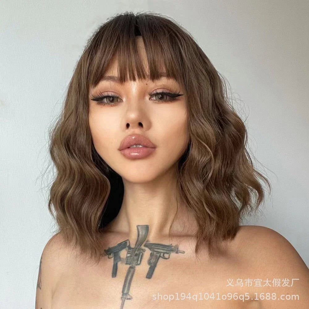 Elegant curly wig with soft bangs, crafted with high-quality fibres for a natural, long-lasting look in a variety of stunning colours.