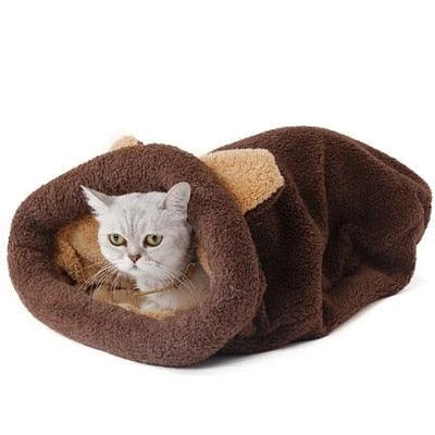 Cosy cat-shaped sleeping bag made of plush polyester material, providing a comfortable and relaxing retreat for your feline friend.