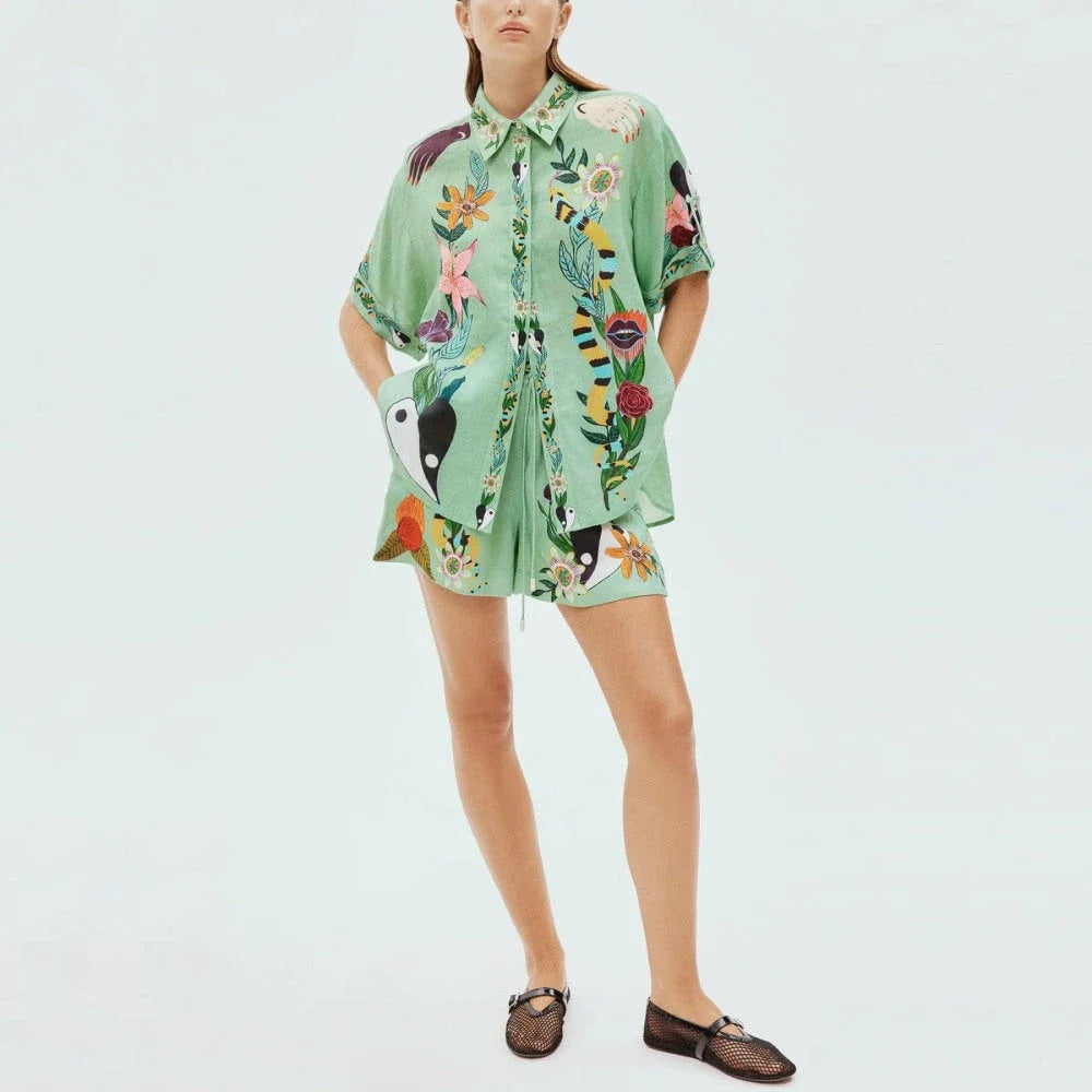 Elegant floral print 2-piece summer vacation outfit with short-sleeved top and matching shorts