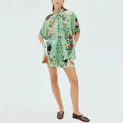 Elegant floral print 2-piece summer vacation outfit with short-sleeved top and matching shorts