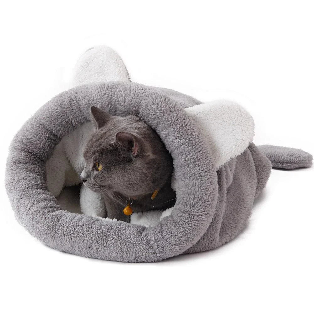 Cosy cat-shaped sleeping bag made of plush polyester material, providing a comfortable and relaxing retreat for your feline friend.