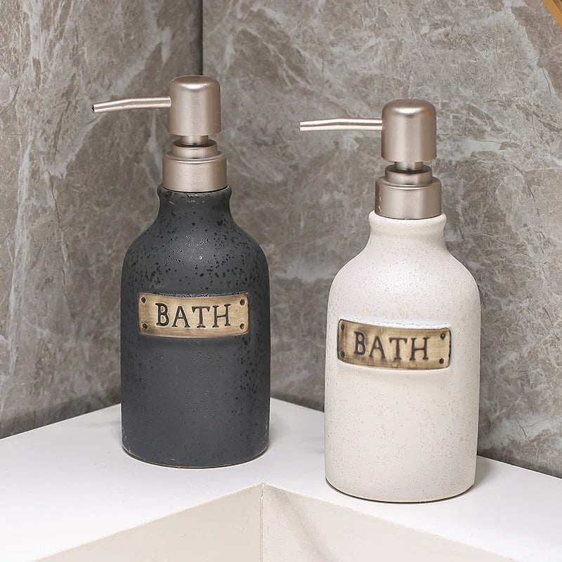 Elegant vintage-style ceramic soap dispenser with 400ml capacity, perfect for bathrooms and kitchens