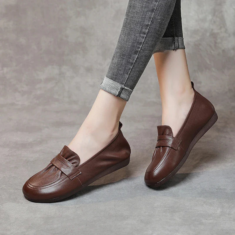 Stylish retro leather women's low-heel shoes in black and brown colours, featuring a soft, supple sole for all-day comfort and a timeless design inspired by British fashion.