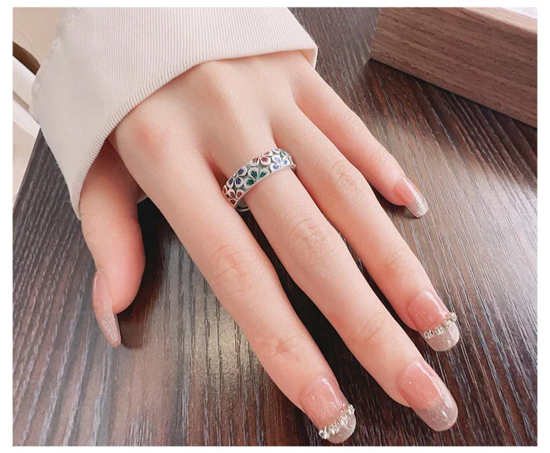 Elegant floral adjustable silver ring with a vintage-inspired design, perfect for everyday wear or special occasions