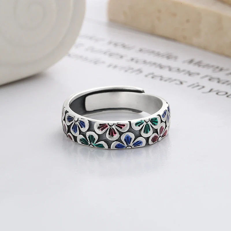 Elegant floral adjustable silver ring with a vintage-inspired design, perfect for everyday wear or special occasions