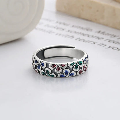 Elegant floral adjustable silver ring with a vintage-inspired design, perfect for everyday wear or special occasions