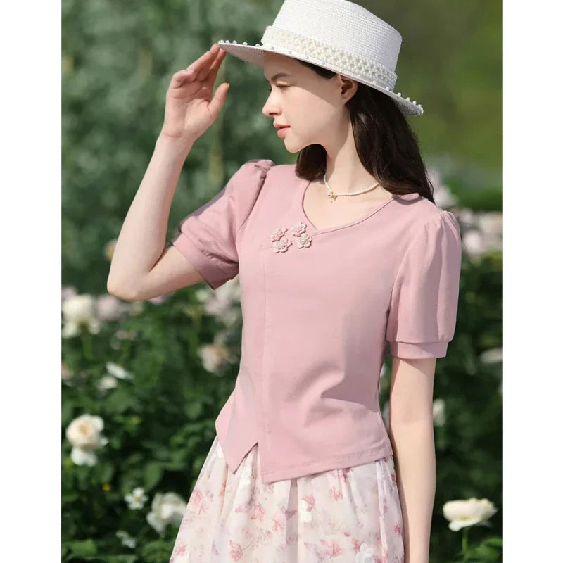 Elegant British-Chinese style women's t-shirt with v-neck and puff sleeves in peach pink colour