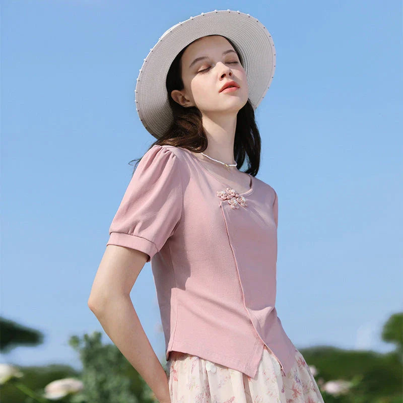 Elegant British-Chinese style women's t-shirt with v-neck and puff sleeves in peach pink colour