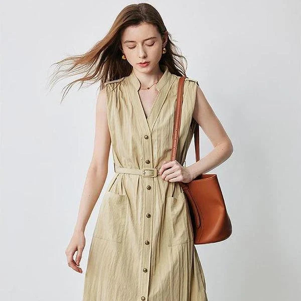 Elegant sleeveless midi dress with V-neck and pockets, made with breathable viscose fabric for a comfortable and stylish summer look.