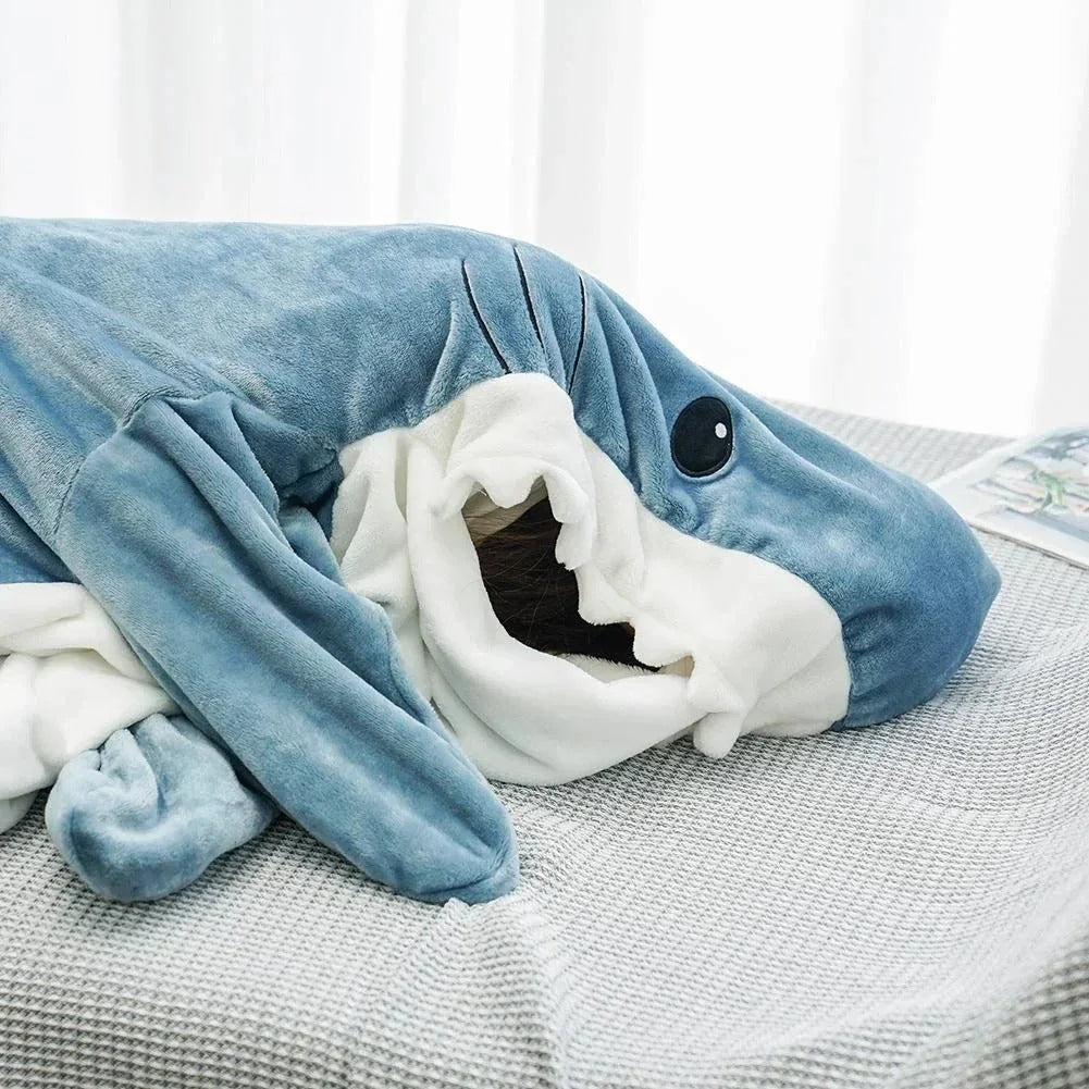 Cosy shark-themed cartoon sleeping bag pajamas and shawl in blue, made of soft flannelette fabric