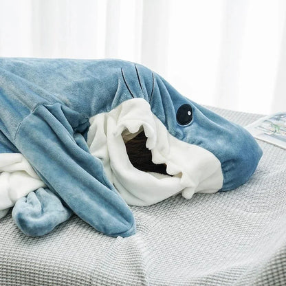 Cosy shark-themed cartoon sleeping bag pajamas and shawl in blue, made of soft flannelette fabric