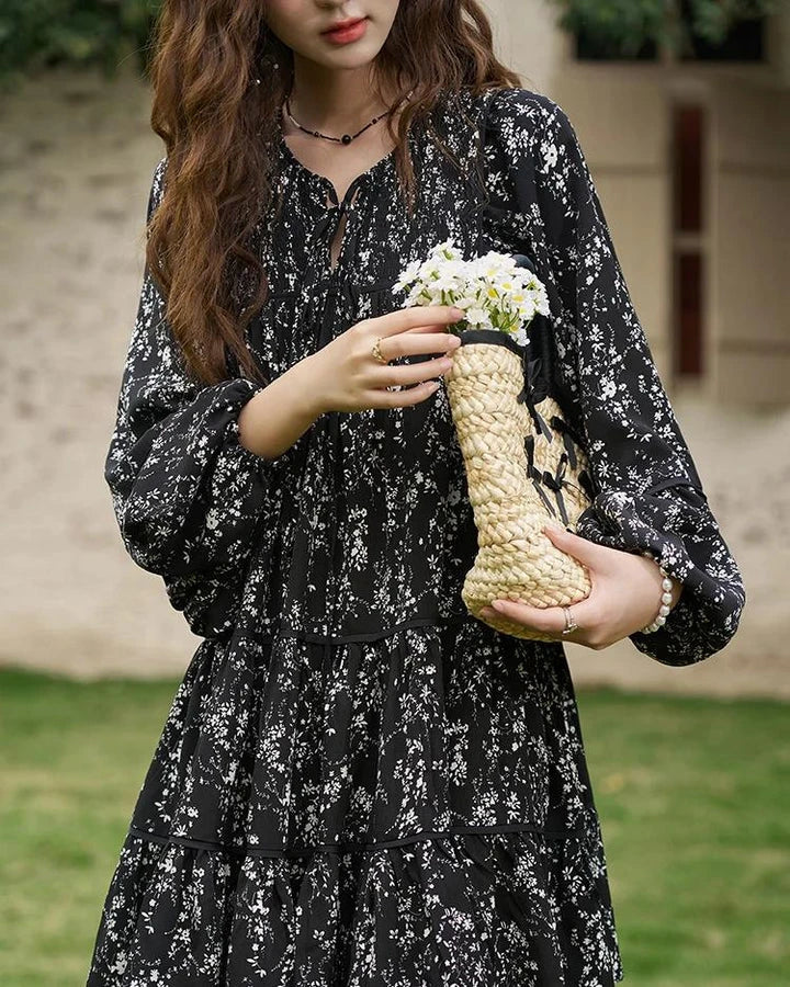 Elegant floral print dress with flared sleeves and flounced edges, perfect for middle-aged women who appreciate style and comfort.