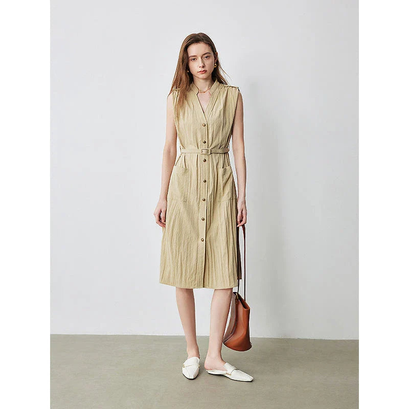 Elegant sleeveless midi dress with V-neck and pockets, made with breathable viscose fabric for a comfortable and stylish summer look.