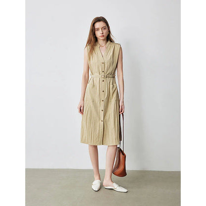 Elegant sleeveless midi dress with V-neck and pockets, made with breathable viscose fabric for a comfortable and stylish summer look.